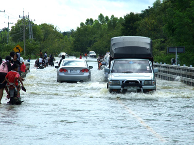 รอบแยกเกษตรน้ำลดลงเหลือครึ่งฟุตปาธ รถเล็กผ่านได้ 