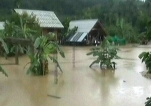 ฝนกระหน่ำน้ำป่าทะลักท่วมระนอง-เพชรเกษมรถเล็กผ่านไม่ได้