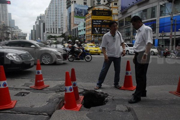 ระทึกถนนยุบเป็นโพรงกลางแยกอโศกลึก 1.5 เมตร รถติด