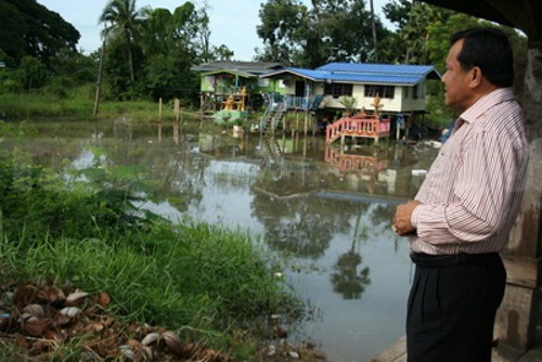 ปทุมฯผวาเจ้าพระยาเอ่อล้นเข้าบ้าน เร่งเตรียมเรือ-เฝ้าระดับน้ำ