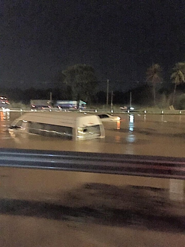 ฝนตกหนัก น้ำท่วม มอร์เตอร์เวย์ รถจมใต้น้ำ