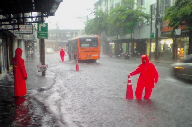 ฝนตกหนักหลายพื้นที่ในกทม. เกิดน้ำท่วมรอระบายในถนนหลายเส้น