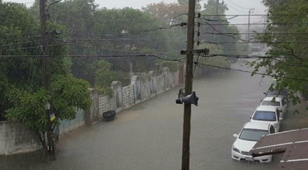 ฝนตกหนักหลายพื้นที่ในกทม. เกิดน้ำท่วมรอระบายในถนนหลายเส้น