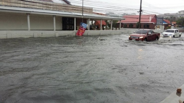 ฝนถล่มพัทยาน้ำท่วมหลายพื้นที่บางจุดสูง1เมตร รถผ่านไม่ได้ (ชมภาพ)