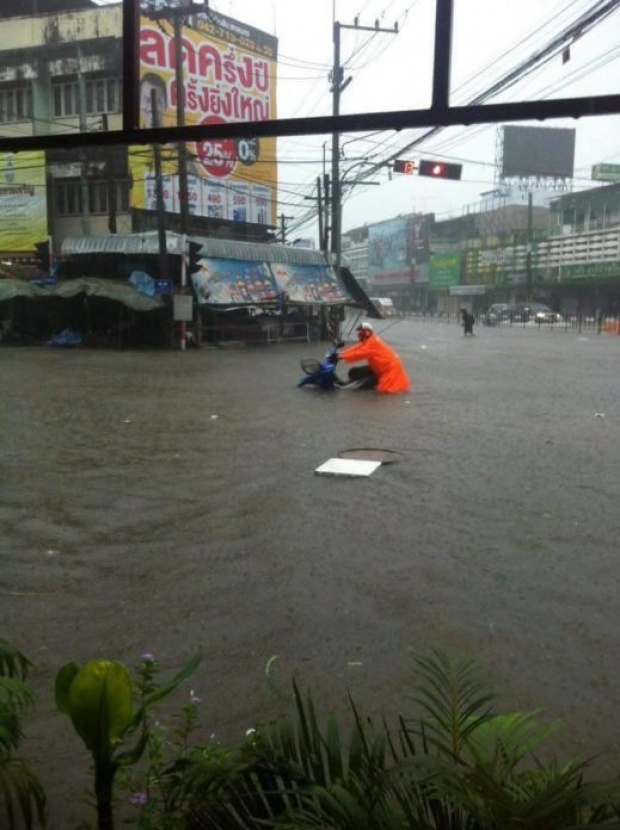 ช่วยด่วน!! เด็ก 20 ชีวิต ติดหอพักสกลฯ ขาดอาหาร น้ำท่วมมิดตู้โทรศัพท์