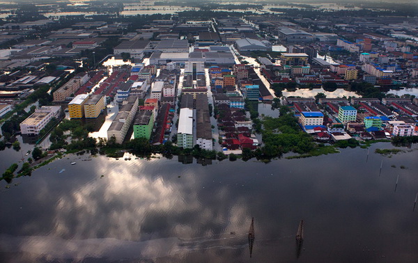 สื่ออเมริกันแพร่ภาพมหาอุทกภัยไทย 54 - แบงก์คอก อันเดอร์วอเทอร์!