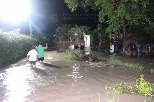 ฝนถล่มลำปางท่วมกว่า100หลังคาเรือน ข้ามถนนนับ10จุด