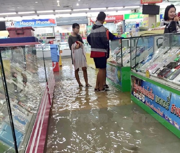ฝนถล่มเมืองโคราชน้ำท่วมสูง 30 ซม.ตลาดเซฟวัน-ถนนมิตรภาพจม