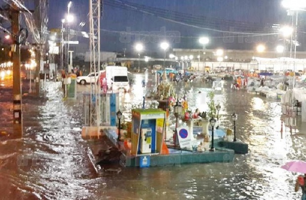 ฝนถล่มเมืองโคราชน้ำท่วมสูง 30 ซม.ตลาดเซฟวัน-ถนนมิตรภาพจม