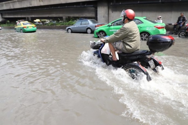 เรดาร์จับภาพฝนก้อนใหญ่จาก 3 จังหวัด รวมตัวจ่อถล่มกทม.เย็นนี้ เตือน50เขตระวังท่วม