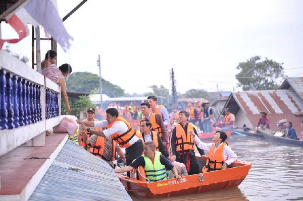 ปู ลงพื้นที่อุบลฯ มอบสิ่งของให้กับชาวชุมชนเกดแก้ว อ.วารินชำราบ 