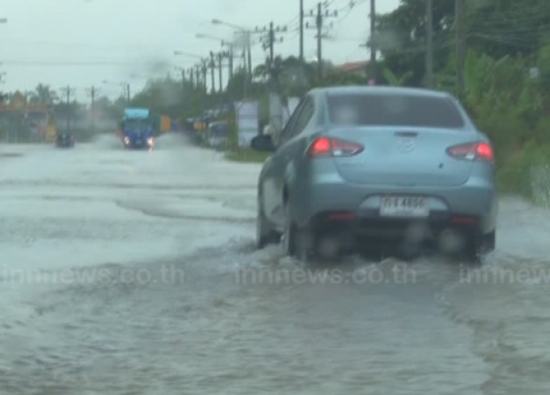 ปราจีนยังท่วมสูงขณะที่น้ำไหลลงบ้านสร้าง