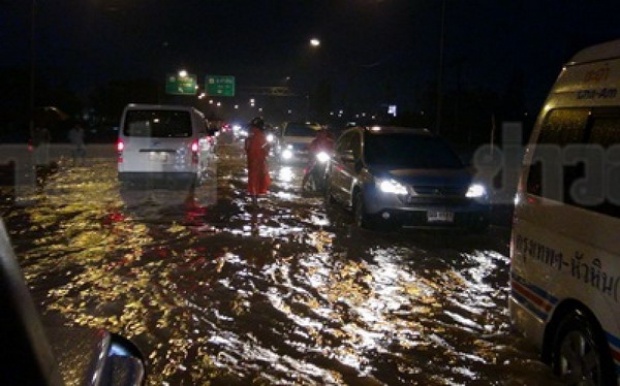 หัวหิน-ประจวบฯ จมทั้งบ้าน-รถ ฝนถล่มน้ำท่วมหนัก ผู้ว่าฯสั่งอพยพ