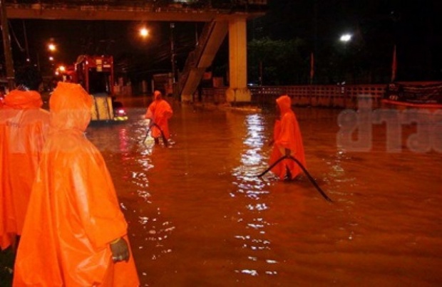 เมืองคอนจมบาดาลหลังฝนถล่มหนัก อพยพวุ่น-ร.ร.สั่งปิด 