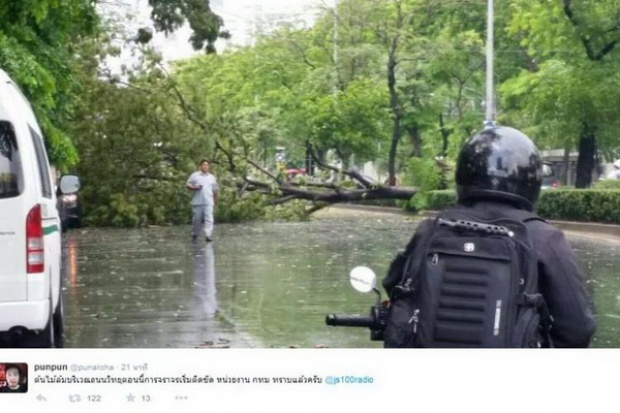 ฝนถล่มกรุง!!เสาไฟฟ้าล้ม จราจรอัมพาตหนัก!!