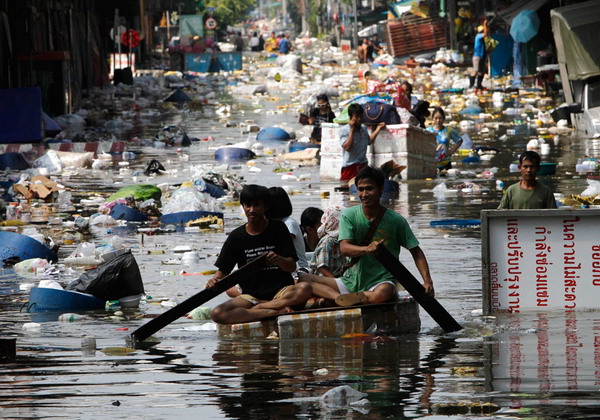 สื่ออเมริกันแพร่ภาพมหาอุทกภัยไทย 54 - แบงก์คอก อันเดอร์วอเทอร์!