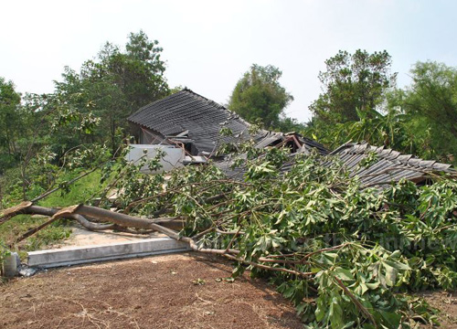 พายุถล่มหนองบัวลำภูเสียหายเกือบ100หลังคา