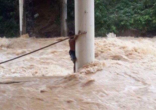 ระทึก!! กู้ภัยระนองเข้าช่วยชาวบ้านติดกระแสน้ำไหลเฉี่ยวติดอยู่ใต้สะพาน!!