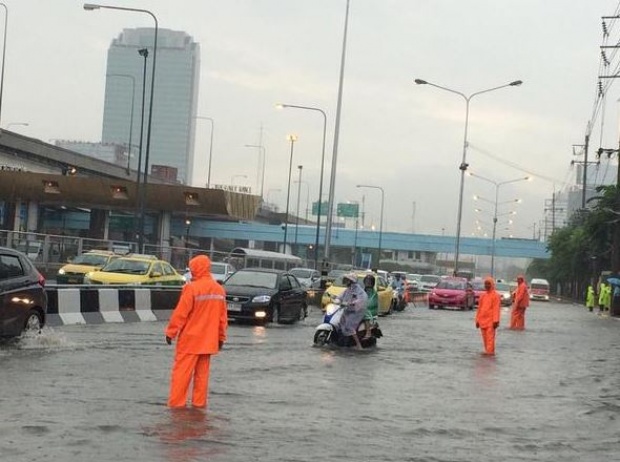 เช็กด่วน!! ถนนในกรุงเทพฯที่ไหนท่วมบ้างจากพิษฝนช่วงบ่าย