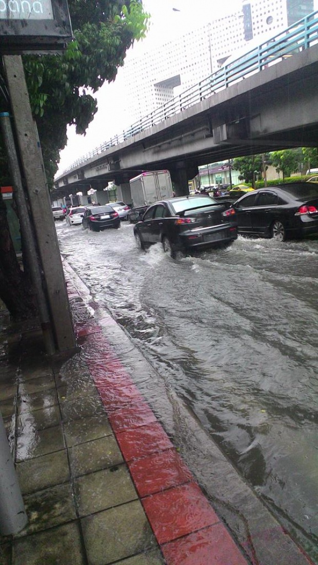 เช็กด่วน!! ถนนในกรุงเทพฯที่ไหนท่วมบ้างจากพิษฝนช่วงบ่าย