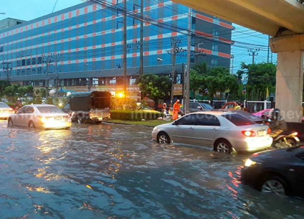 บรรยากาศ ฝนถล่มกรุงฯ น้ำท่วม กทม. หนัก (ฃมภาพ)