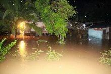 ฝนตกหนักที่ อ.บ่อไร่ จ.ตราด น้ำท่วมสูง 1.40 เมตร ชาวบ้านเดือดร้อนจำนวนมาก