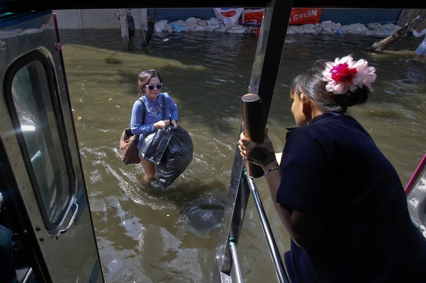 ประมวลภาพ น้ำท่วม 8 พ.ย .54 @thaitvnews 