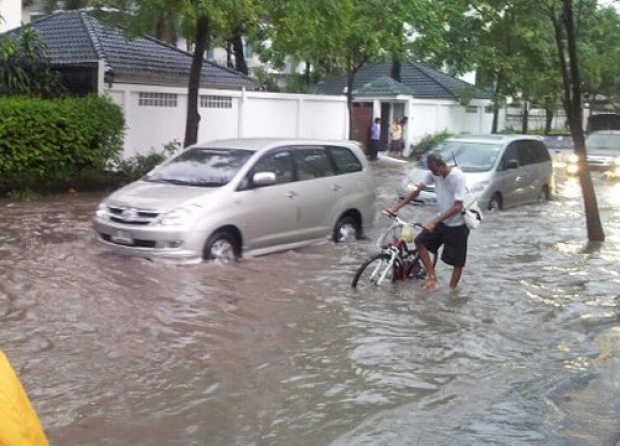 ศรีสะเกษฝนตกหนักน้ำท่วมถนนเส้นทางหลัก