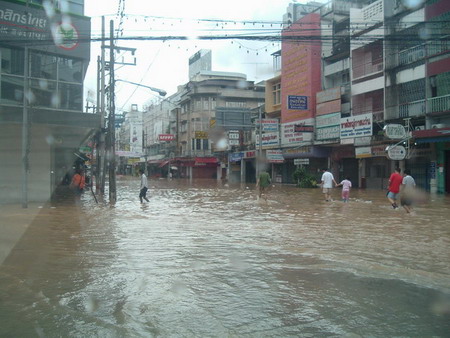 วงเวียนหลักสี่ น้ำท่วมสูง 40 ซม. ขสมก.ให้บริการหน้าวัดพระศรีฯ