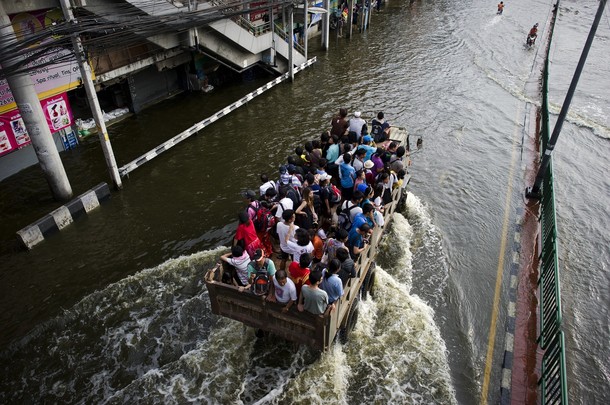 ประมวลภาพ น้ำท่วม 5 พ.ย. 54 @thaitvnews 