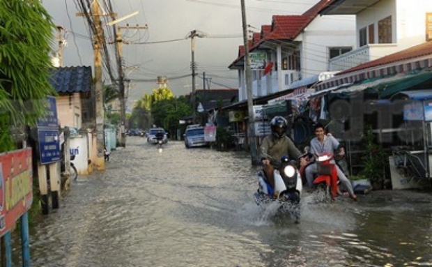 ตื่น!ฝนถล่มน้ำป่าทะลักชุมชนนิคมฯลำพูนจม