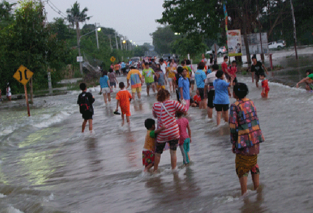 พลิกวิกฤติเป็นโอกาส ชาวบุรีรัมย์ หอบลูกจูงหลานเล่นน้ำท่วมลำนางรอง