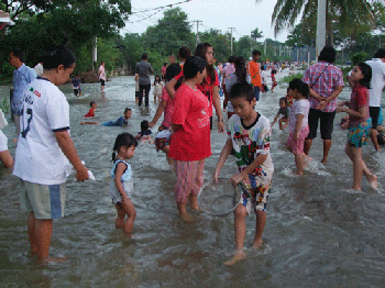 พลิกวิกฤติเป็นโอกาส ชาวบุรีรัมย์ หอบลูกจูงหลานเล่นน้ำท่วมลำนางรอง