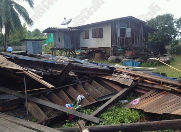 พายุถล่มอัมพวา เสาไฟฟ้าล้มกว่า 20 ต้น บ้านพังเพียบ