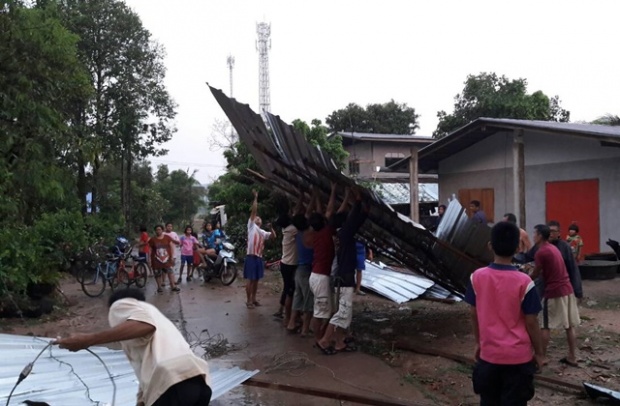 พายุลูกเห็บถล่มนครพนม ชั่วโมงเดียว บ้านพังไป 8 หลัง