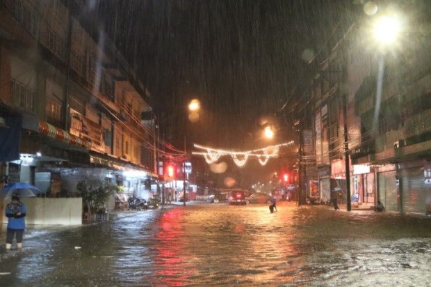 ฝนถล่มตัวเมืองนราธิวาส ถนนหลายสายจม ชาวบ้านเตรียมอพยพสิ่งของ