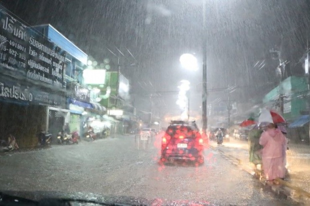 ฝนถล่มตัวเมืองนราธิวาส ถนนหลายสายจม ชาวบ้านเตรียมอพยพสิ่งของ