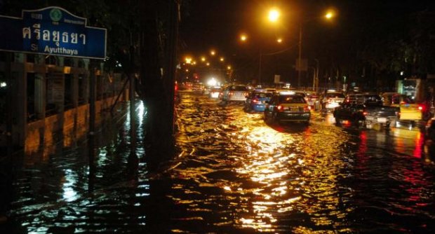 ฝนถล่มเมืองกรุงน้ำเจิ่งนองรถติดอัมพาต