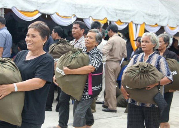 สมเด็จพระเจ้าอยู่หัว พระราชทานถุงยังชีพ ช่วยผู้ประสบอุทกภัย 