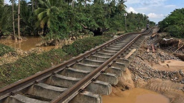 เปิดภาพรางรถไฟบางสะพานบิดงอเหมือนงู ภาพจริงไม่ตัดต่อ