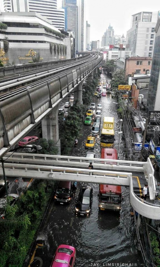 ประมวลภาพสุดช็อก!! กรุงเทพฯจมใต้บาดาล หลังฝนถล่มช่วงบ่ายวันนี้