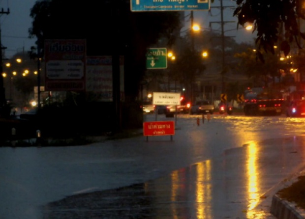 จันทบุรีฝนถล่มทำน้ำท่วมถนนหลายจุด-รถเล็กผ่านไม่ได้