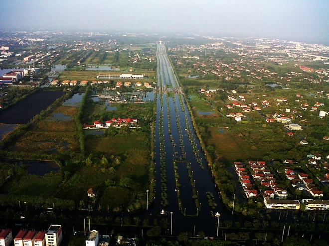 น้ำเอ่อท่วมถนนคู่ขนานมอเตอร์เวย์กรุงเทพฯ-ชลบุรี