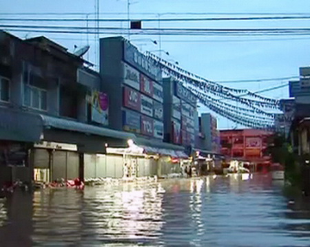 สุโขทัยระดับน้ำยังท่วมสูง!ปชช.ขาดแคลนอาหาร-น้ำดื่ม