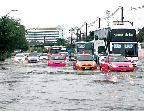 ฝนถล่มศุกร์สิ้นเดือน หนึบทั้งกรุง วิภาวดี-หมอชิตจม แจ๊ดคุยท่อเริ่มโล่ง 