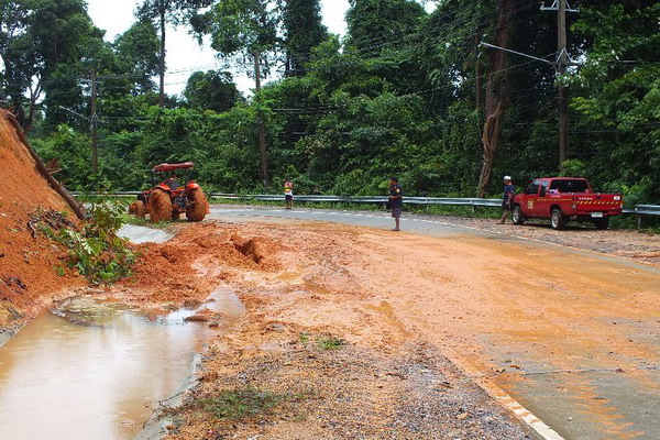 เกาะช้างดินถล่ม 3 จุดหลังฝนตกหนัก-เฝ้าระวังน้ำคลองพลู