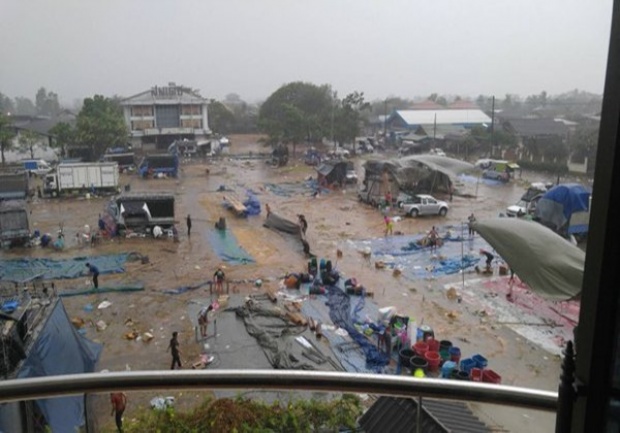 กาฬสินธุ์อ่วมหนัก ฝนลูกเห็บถล่มตลาดพังเสียหายยับ!!