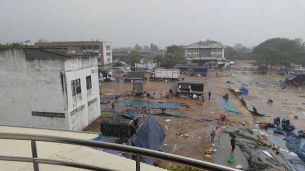 กาฬสินธุ์อ่วมหนัก ฝนลูกเห็บถล่มตลาดพังเสียหายยับ!!