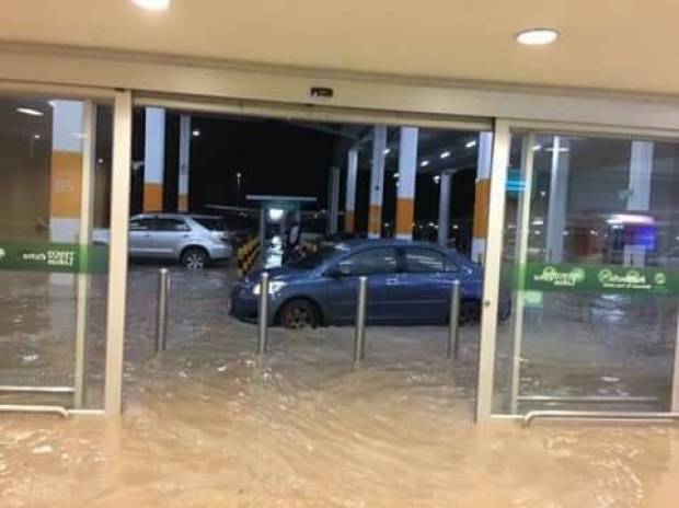 ลานจอดห้างโลตัสจม  ฝนถล่มตัวเมืองสงขลา