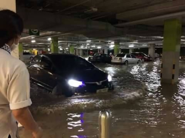 ลานจอดห้างโลตัสจม  ฝนถล่มตัวเมืองสงขลา